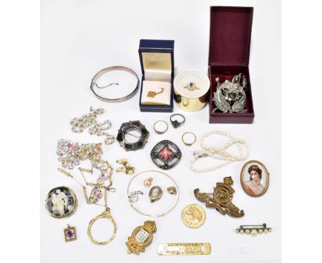 A quantity of costume jewellery including a 9ct yellow gold rectangular pendant, a small yellow metal enamel decorated oval l