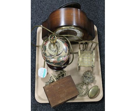 A tray of Art Deco mantel clock, brass table lamp on wooden base, oak jewellery box, brass rocking chair and door knocker 