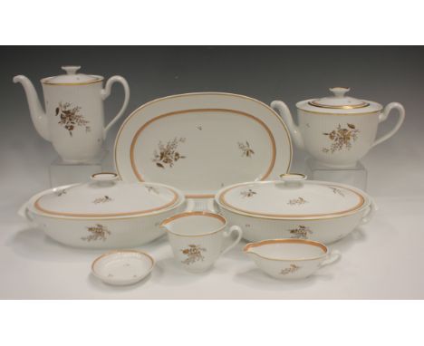 A Royal Copenhagen Clarissa pattern part service, mid-20th century, comprising eight dinner plates, diameter 25cm, eight dess