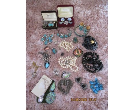 A quantity of costume jewellery to include cloisonne, turquoise and silver 