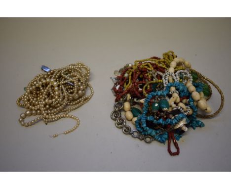 A bag of mixed costume jewellery, to include pearl and beaded necklaces. 