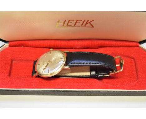 A vintage 9ct gold Hefik manual gentlemans wristwatch, on leather strap, with box, 33mm. 