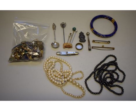 A small bag of mixed jewellery,&nbsp;to include&nbsp;pearl necklaces, other gold and metal items, mostly a/f. 
