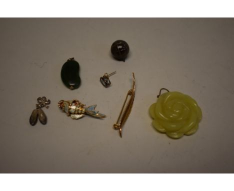 A 9ct gold fern leaf brooch, 1.8g; together with a carved jade flower pendant; a jade bean pendant; and four other jewellery 