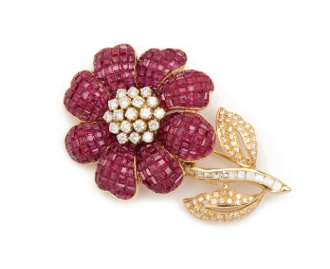A RUBY AND DIAMOND FLORAL BROOCH
Set in 18k yellow gold with round cut brilliant diamonds to the centre, and square cut rubie