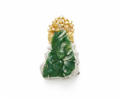 A DIAMOND AND CARVED JADE BROOCH
Set in 18k white gold, the Burmese jade carving within a surround of white and yellow diamon