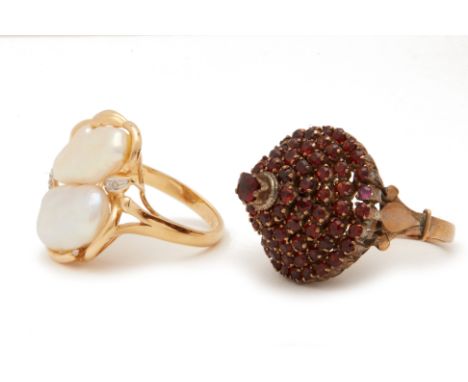 A GARNET COCKTAIL RING AND FRESHWATER PEARL COCKTAIL RING
Set in 14k yellow gold, the cultured pearl ring with yellow and whi