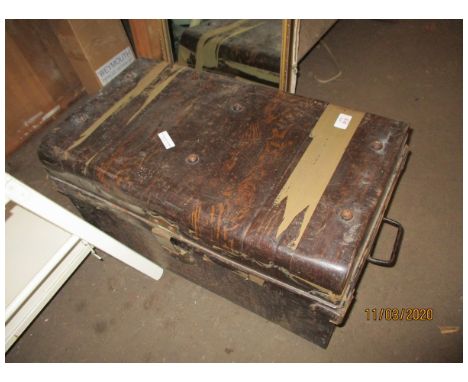 VINTAGE METAL TRUNK 