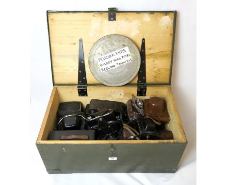 A large variety of vintage cameras of mixed age, to include a Praktica model fitted with a Carl Zeiss Jena DDR Tessar 2.8/50 