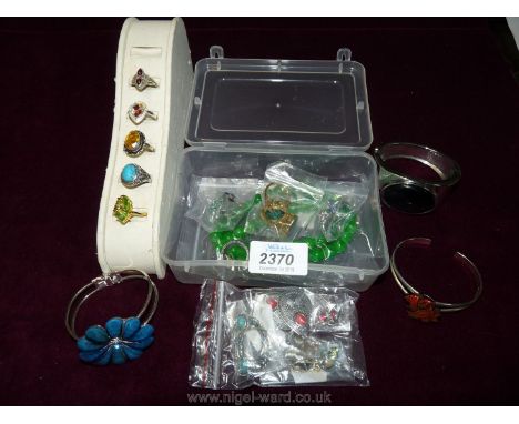 A quantity of 925 silver rings, Jade coloured necklace and earrings set, fashion rings, earrings and bracelets.
