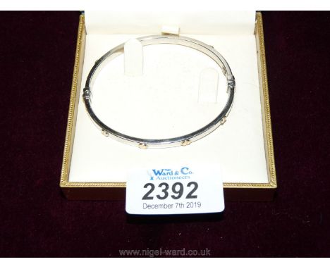 A 9ct white gold Bangle
