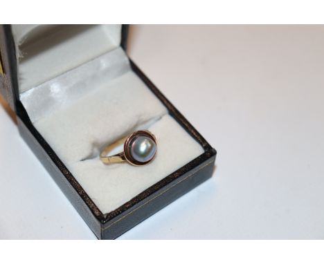 A vintage 9ct gold and cultured Tahtian pearl ring size O/P, approx. 3gms 