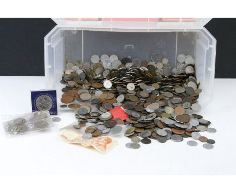 A collection of mixed British pre decimal and world coins to include a selection of silver examples together with a quantity 