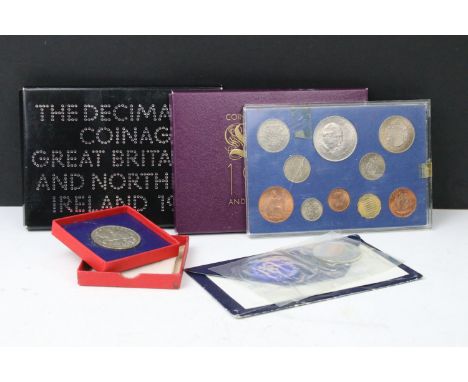 Two Royal Mint uncirculated coin annual year sets together with a King George V 1935 silver crown within original issue box a