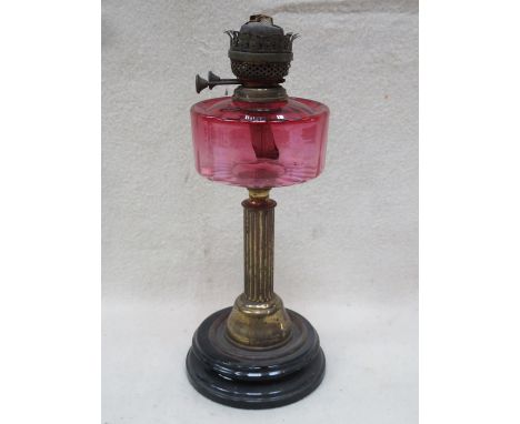 CRANBERRY COLOURED GLASS AND BRASS COLUMN FORM OIL LAMP