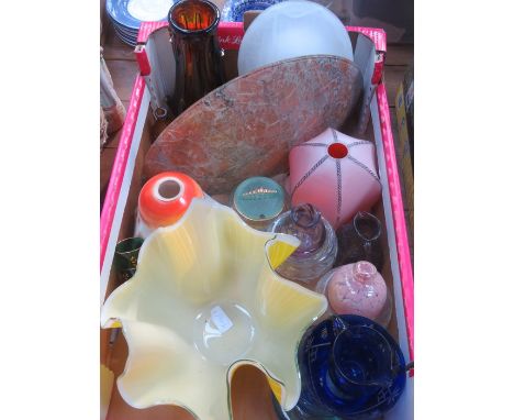 PARCEL OF GLASSWARE INCLUDING COLOURED LAMP SHADES, COLOURED LIGHTS, BOWLS AND DISHES PLUS HANKERCHIEF VASE