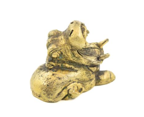 By Stuart Devlin, a modern silver-gilt hippo,London 1976,modelled as a hippo sitting on a mouse, length 4.6cm, approx. weight