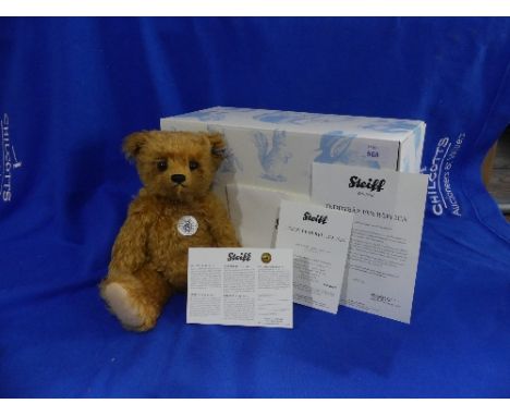 Steiff; '1926 Replica Bear' (2011), 403057, reddish blond, 35cm, with growler, limited edition no. 713 / 750, boxed, with cer