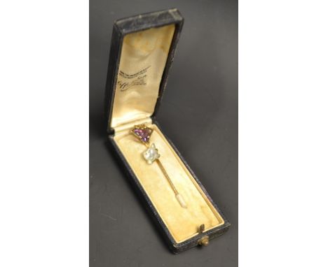 Jewellery - a late 19th/early 20th century carved rock crystal tie pin, as a smiling Kitten, gilt high lights, yellow metal m
