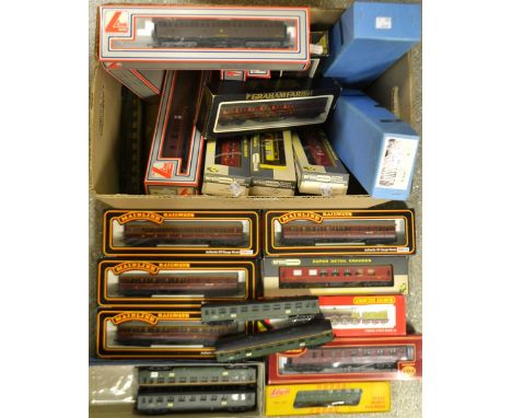 OO Gauge  - a Hornby R.866 LNER 4-6-0 B12/3 locomotive and tender, green livery, No 8509;  Meccano Hornby ACHO SNCF coaches x