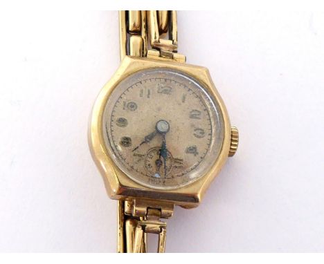 A 9 carat gold lady’s wristwatch, the Dennision case hallmarked Birmingham 1945, with 15 jewel manual wind movement (not func