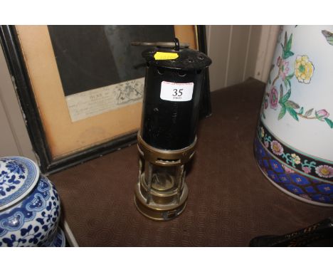 A miner's type lamp