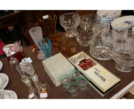 A quantity of vintage and other glassware 