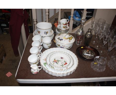 A collection of Royal Worcester "Evesham" dinner and teaware 