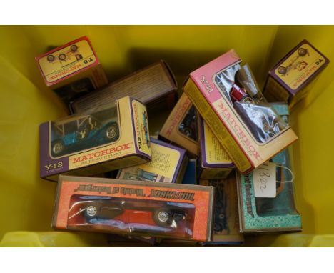 Box of model vehicles, majority matchbox 