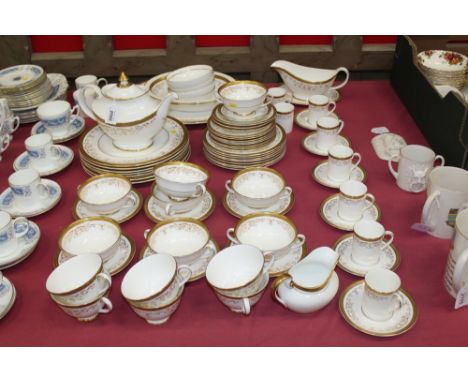 Royal Doulton Belmont H4991 tea, coffee and dinner service (71 pieces)