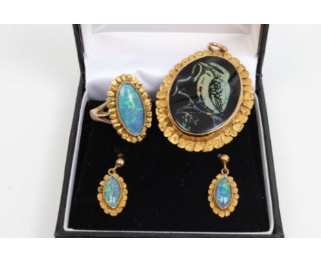 Yellow metal pendant with kingfisher decoration, opal ring and earring set, all stamped - 10k Yukon