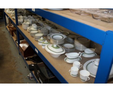 Extensive Royal Doulton Rondelay H5004 tea, coffee and dinner service (195 pieces)