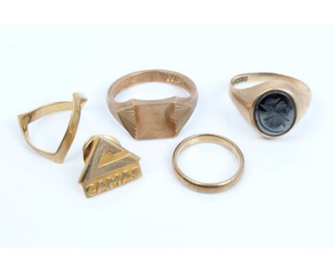 Gold (9ct) wedding band, two signet rings, tie pin and scarf ring    CONDITION REPORT  Gold (9ct) wedding band= approx. 1.9g,