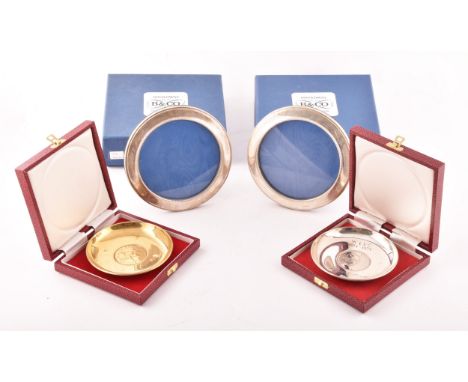 An Elizabeth II silver gilt coin dish, hallmarked London 1977 by Da-mar Silverware, 10cm diameter, a silver Churchill crown d