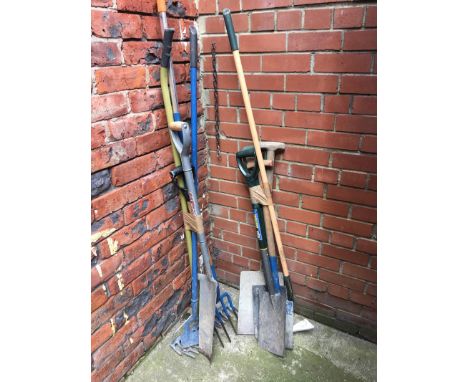 Quantity of garden tools