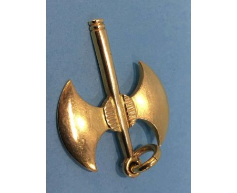 An axe pendant, stamped 750, 5.5g