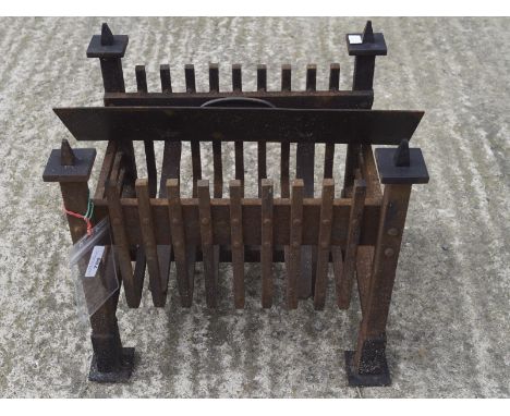 An early 20th century cast iron fire grate. W41cm