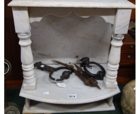 AN INDIAN WHITE MARBLE SHELF OR TEMPLE NICHE with two turned columns flanking an arch, 46cm wide