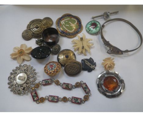 A COLLECTION OF JEWELLERY, to include a South African gold mining bangle