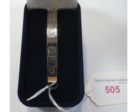 A HALLMARKED TORQUE BANGLE, 18gm, in a fitted velvet presentation case
