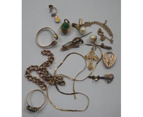 A COLLECTION OF MIXED JEWELLERY, including a 9ct gold ring, synthetic peart ear clips and other unmarked yellow metal jewelle