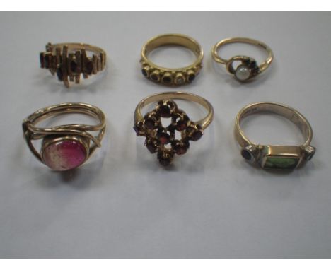 A COLLECTION OF MIXED GEM RINGS, including a garnet cluster ring on a 9ct gold shank and other coloured gem rings on unmarked
