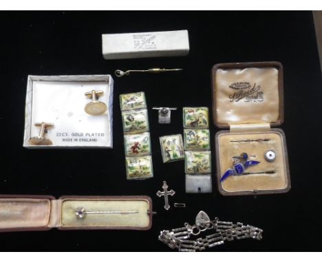 A COLLECTION OF JEWELLERY, to include a 9ct gold gate link bracelet