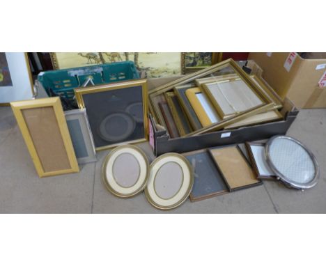 Twenty-six assorted wooden and metal picture frames, including Art Nouveau style 
