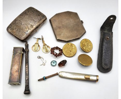 A miscellaneous group of jewellery and silver items, including a pair of gilt earrings, a garnet-style wreath brooch, a loose