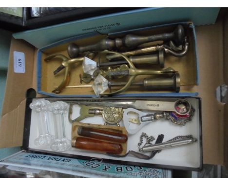 Interesting magpie lot incl. 2 amber cigarette holders, 1 with gold mount (Birmingham 1872) plated dog whistle, set of brass 