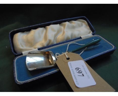Handled silver cased caddy spoon (Sheffield 1925) in presentation box