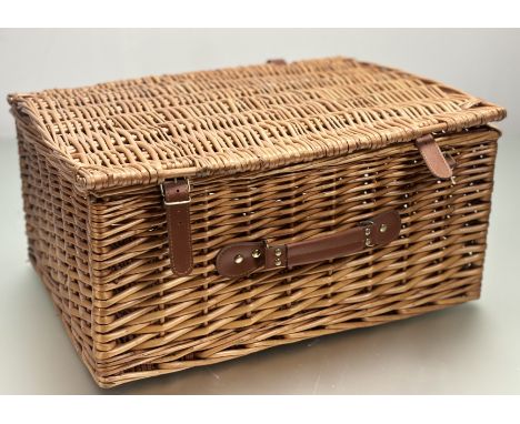 A wicker hamper with a brown leather handle. (h-26cm w-42cm l-52cm)