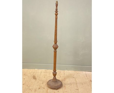 Early 20th century carved giltwood floor standing lamp with spiral fluted column and fluted column to base with moulded edge 