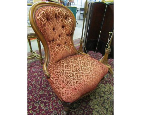 VICTORIAN BUTTON BACK NURSING CHAIR, walnut framed spoon back nursing chair on carved cabriole legs